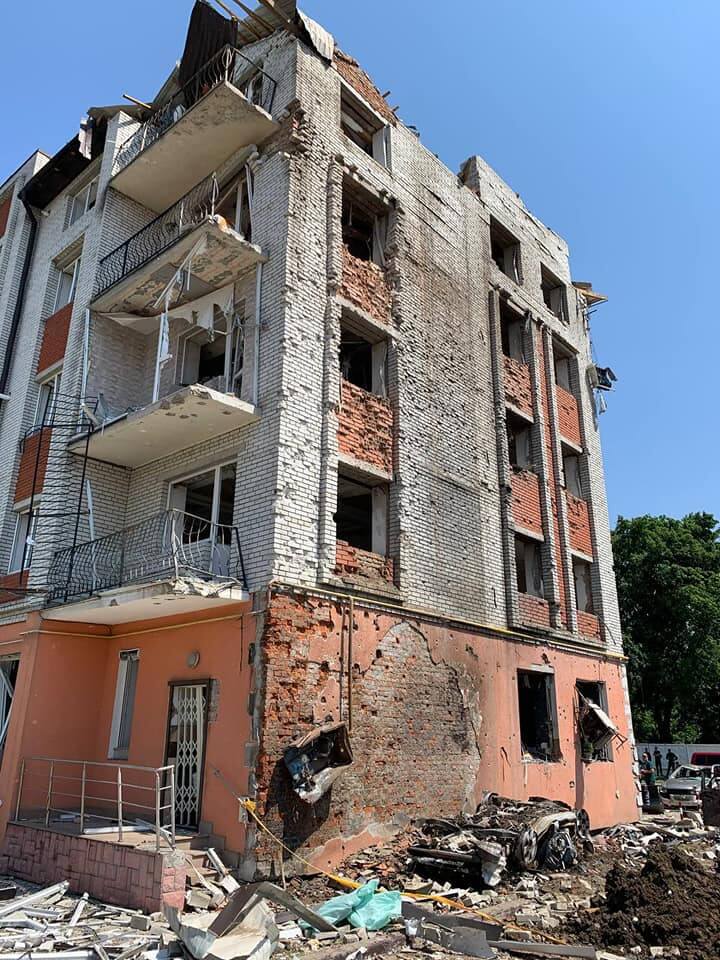 Наслідки ракетного удару у Чорткові